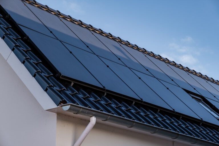 Zonnepanelen te laat geleverd? Montagebedrijf moet misgelopen stroomopbrengsten vergoeden