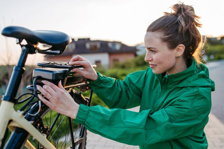 Winkel aansprakelijk voor schade van elektrische fietser na valpartij