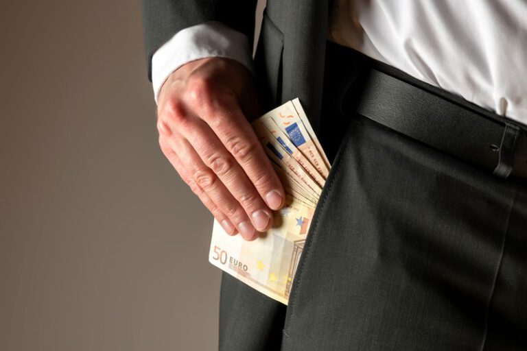 Geld stelen van werkgever is reden voor ontslag op staande voet